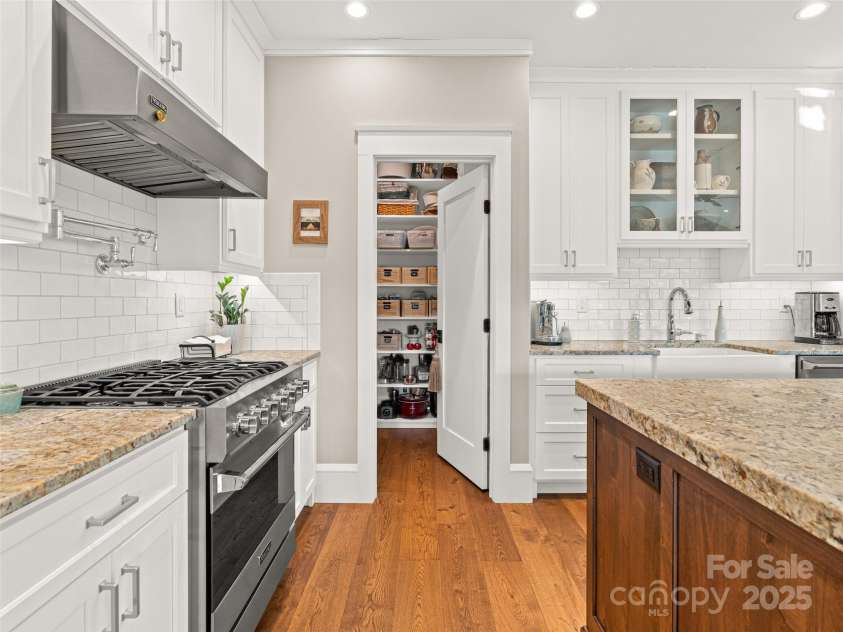 6 Starwood Valley Trail, Arden, NC 28704.  MLS# CAR4329581, YatesRealty ID 29605. The Kitchen is setup for every level of chef with Viking appliances
