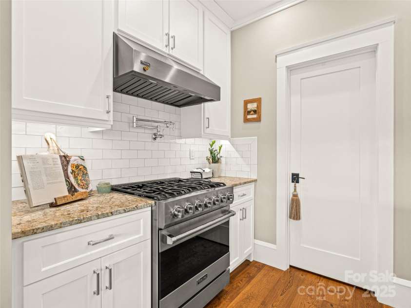 6 Starwood Valley Trail, Arden, NC 28704.  MLS# CAR4329581, YatesRealty ID 29605. The Kitchen is setup for every level of chef with Viking appliances