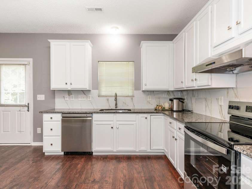3926 Cameron Creek Drive, Matthews, NC 28105.  MLS# CAR4388932, YatesRealty ID 29608. 