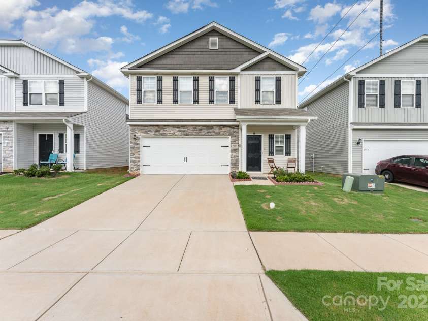 4037 Stoneygreen Lane, Charlotte, NC 28215.  MLS# CAR4283397, YatesRealty ID 29610. 