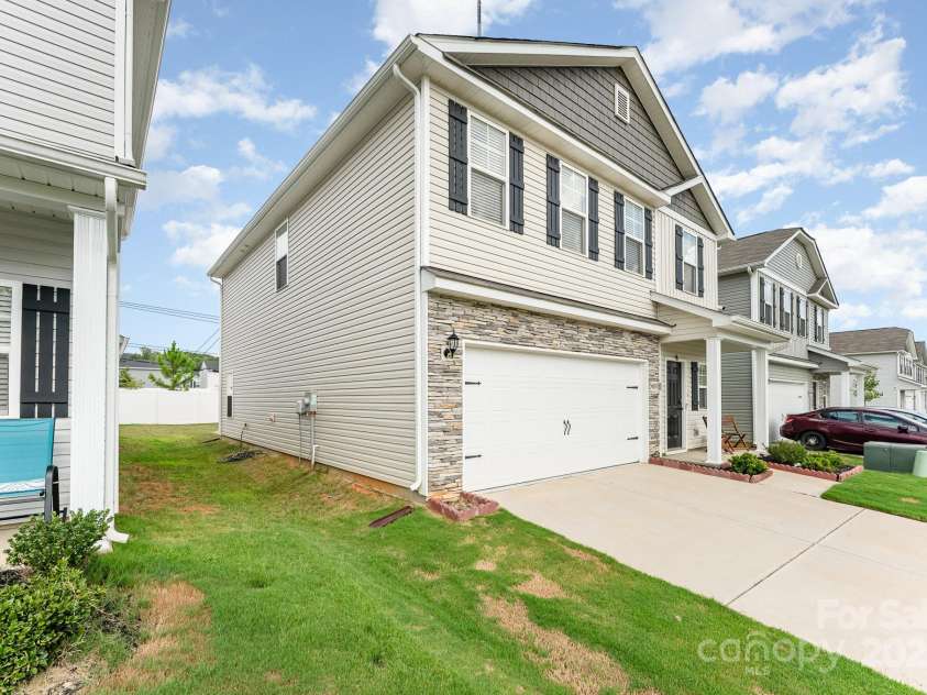 4037 Stoneygreen Lane, Charlotte, NC 28215.  MLS# CAR4283397, YatesRealty ID 29610. 