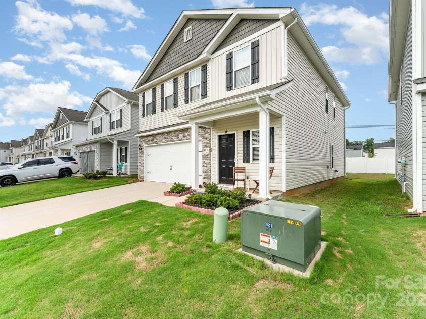 4037 Stoneygreen Lane, Charlotte, NC 28215.  MLS# CAR4283397, YatesRealty ID 29610. 