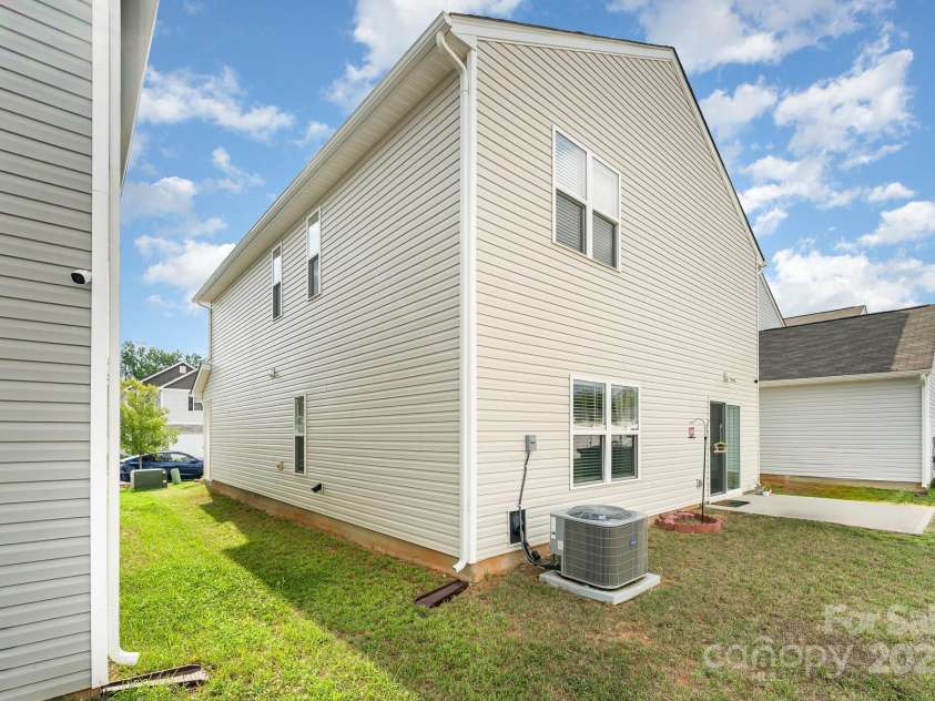 4037 Stoneygreen Lane, Charlotte, NC 28215.  MLS# CAR4283397, YatesRealty ID 29610. 