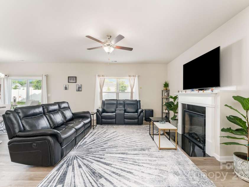 4037 Stoneygreen Lane, Charlotte, NC 28215.  MLS# CAR4283397, YatesRealty ID 29610. 