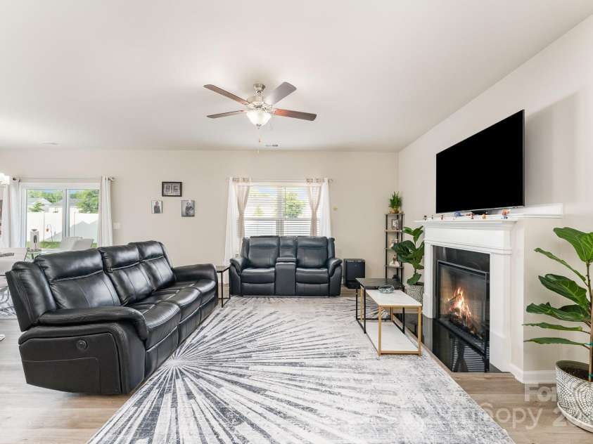 4037 Stoneygreen Lane, Charlotte, NC 28215.  MLS# CAR4283397, YatesRealty ID 29610. 