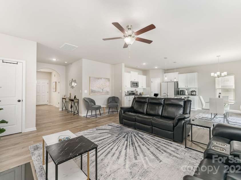 4037 Stoneygreen Lane, Charlotte, NC 28215.  MLS# CAR4283397, YatesRealty ID 29610. 