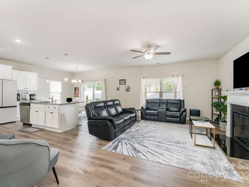 4037 Stoneygreen Lane, Charlotte, NC 28215.  MLS# CAR4283397, YatesRealty ID 29610. 