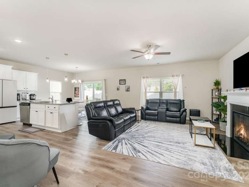 4037 Stoneygreen Lane, Charlotte, NC 28215.  MLS# CAR4283397, YatesRealty ID 29610. 