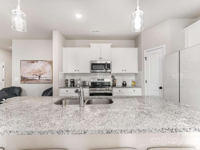 4037 Stoneygreen Lane, Charlotte, NC 28215.  MLS# CAR4283397, YatesRealty ID 29610. 