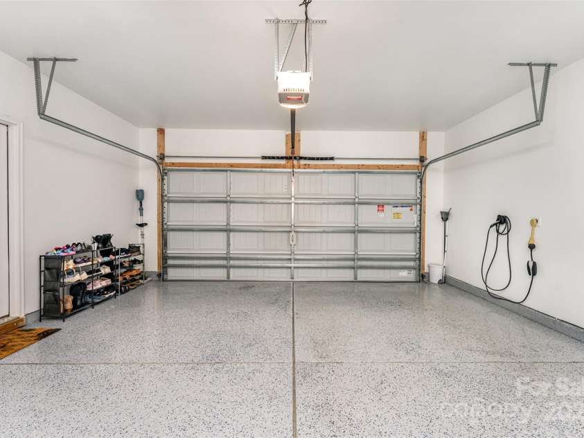 4037 Stoneygreen Lane, Charlotte, NC 28215.  MLS# CAR4283397, YatesRealty ID 29610. 