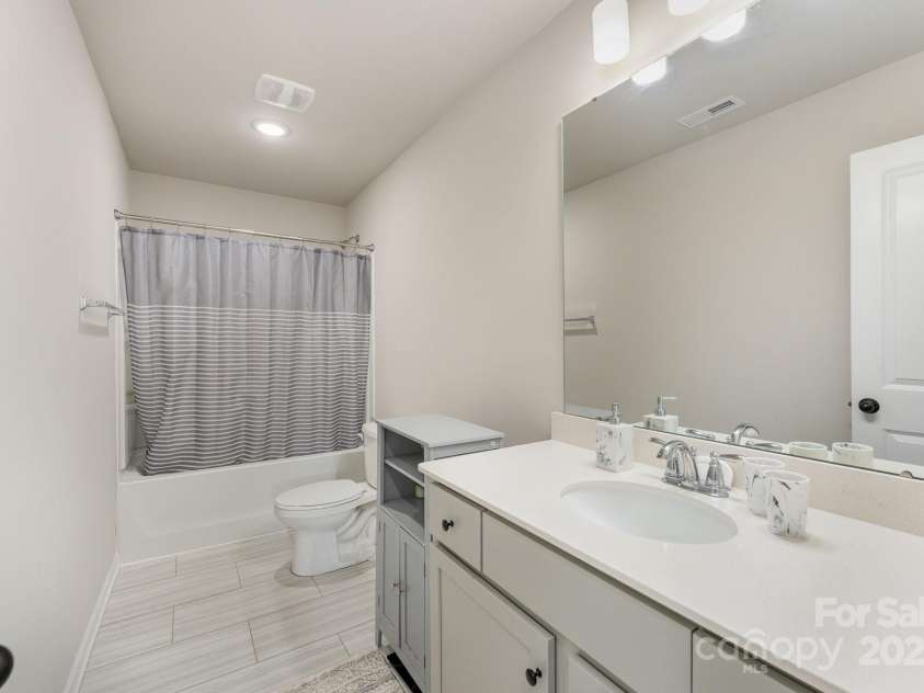 4037 Stoneygreen Lane, Charlotte, NC 28215.  MLS# CAR4283397, YatesRealty ID 29610. Bathroom #2 upper level