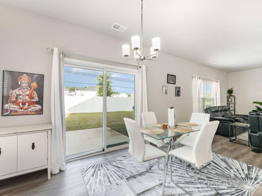 4037 Stoneygreen Lane, Charlotte, NC 28215.  MLS# CAR4283397, YatesRealty ID 29610. Dining