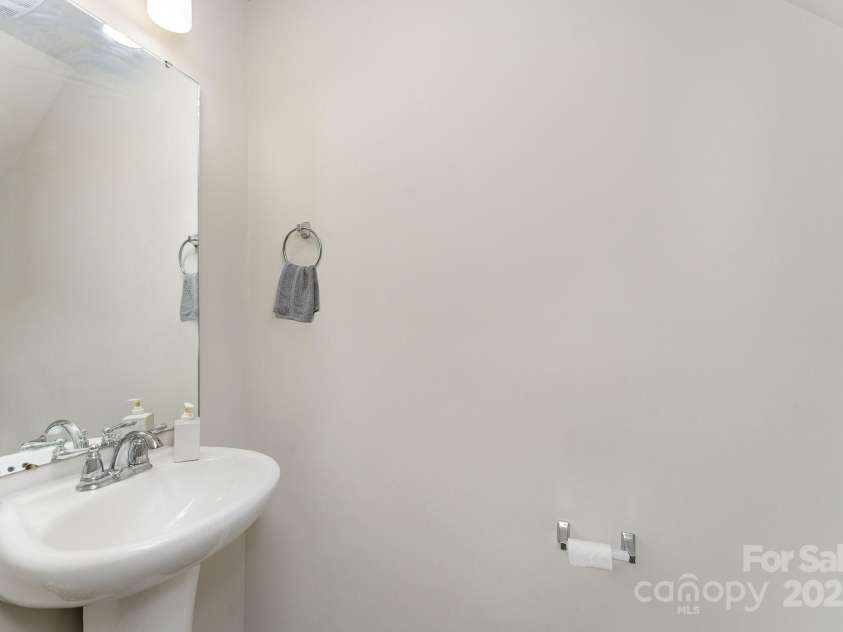 4037 Stoneygreen Lane, Charlotte, NC 28215.  MLS# CAR4283397, YatesRealty ID 29610. Half Bath Main level