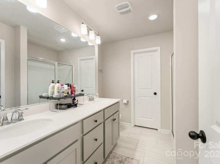 4037 Stoneygreen Lane, Charlotte, NC 28215.  MLS# CAR4283397, YatesRealty ID 29610. Master bathroom