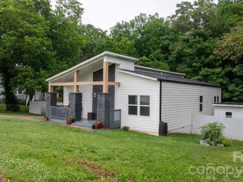 329 F Street, Newton, NC 28658.  MLS# CAR4390709, YatesRealty ID 29611. 