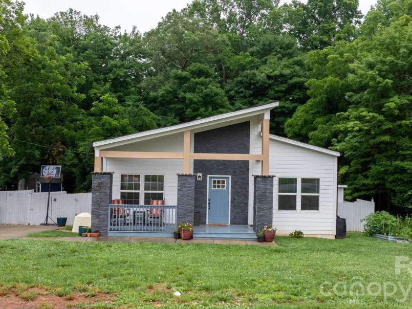 329 F Street, Newton, NC 28658.  MLS# CAR4390709, YatesRealty ID 29611. 