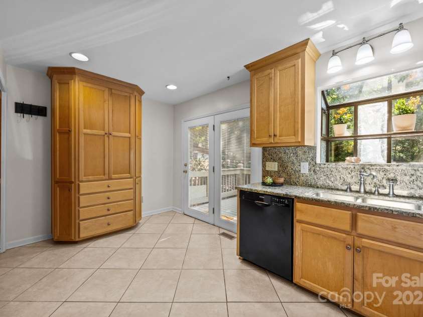 9008 St Croix Lane, Charlotte, NC 28277.  MLS# CAR4279557, YatesRealty ID 29611. 