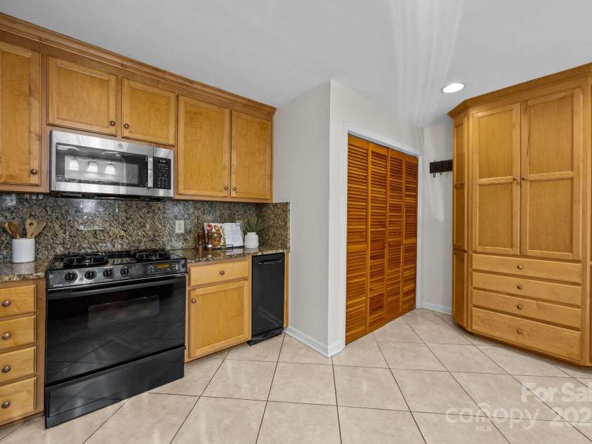 9008 St Croix Lane, Charlotte, NC 28277.  MLS# CAR4279557, YatesRealty ID 29611. 