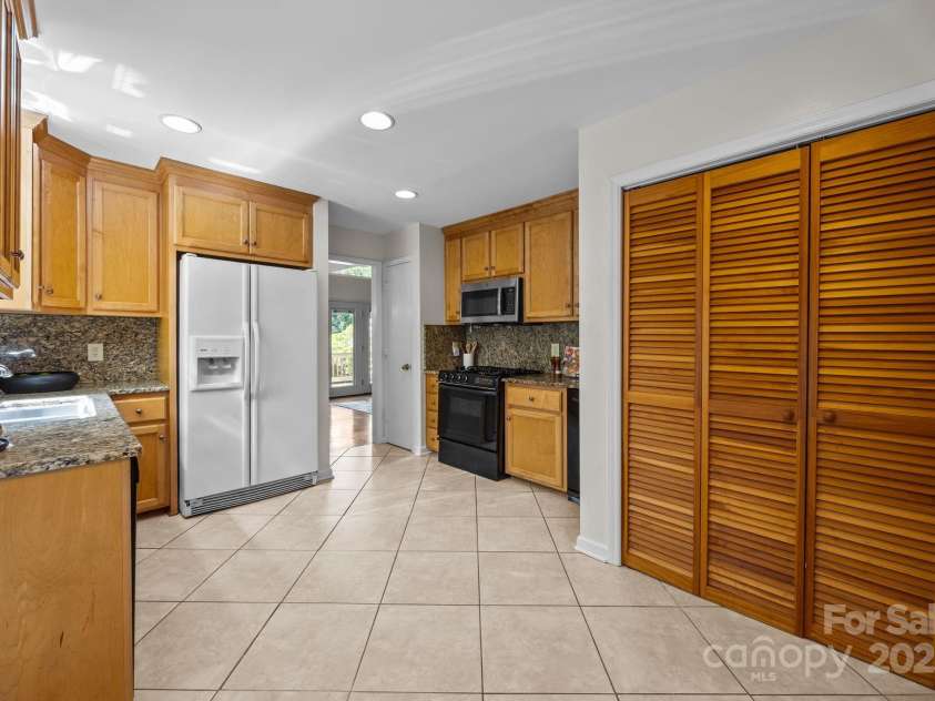 9008 St Croix Lane, Charlotte, NC 28277.  MLS# CAR4279557, YatesRealty ID 29611. 