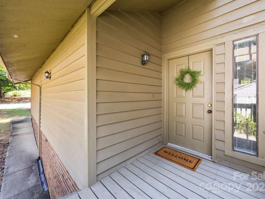 9008 St Croix Lane, Charlotte, NC 28277.  MLS# CAR4279557, YatesRealty ID 29611. 