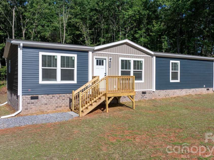 146 Oakstone Drive, Statesville, NC 28677.  MLS# CAR4387103, YatesRealty ID 29613. 