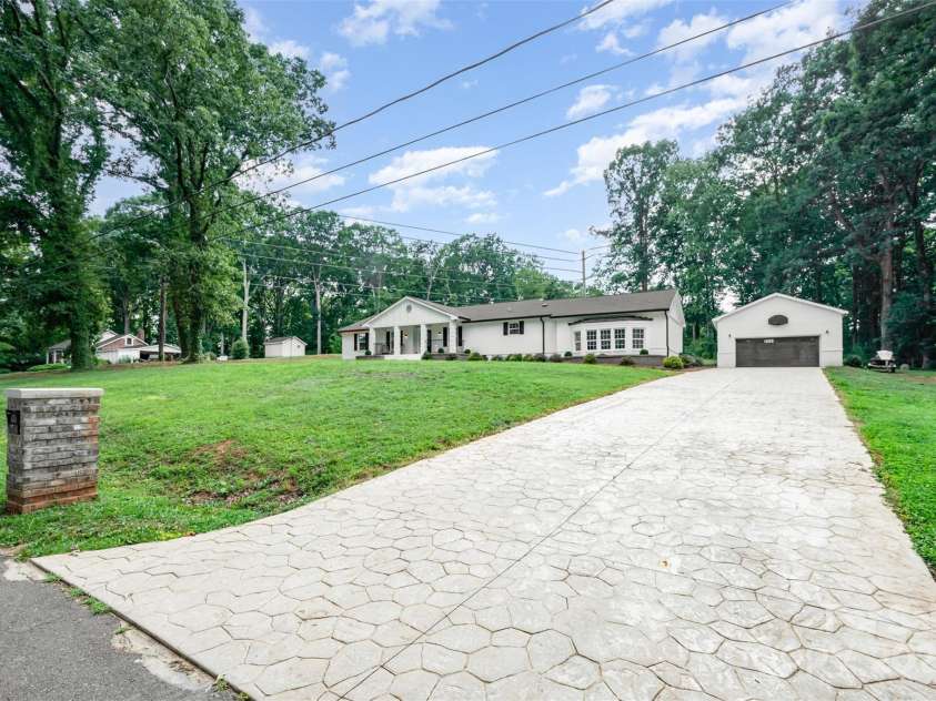 8817 Dogwood Drive, Charlotte, NC 28215.  MLS# CAR4285179, YatesRealty ID 29617. 