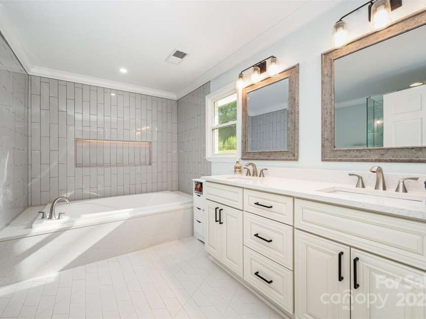 8817 Dogwood Drive, Charlotte, NC 28215.  MLS# CAR4285179, YatesRealty ID 29617. 