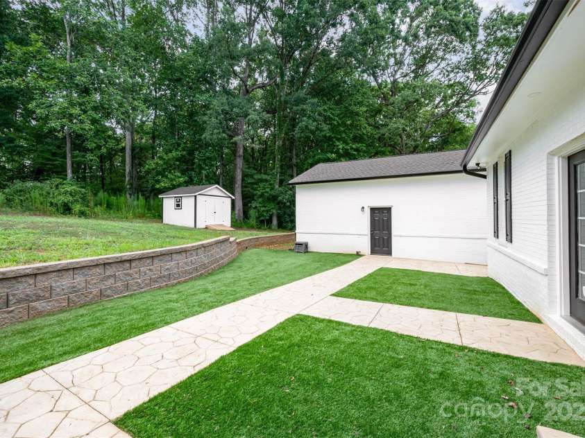 8817 Dogwood Drive, Charlotte, NC 28215.  MLS# CAR4285179, YatesRealty ID 29617. 