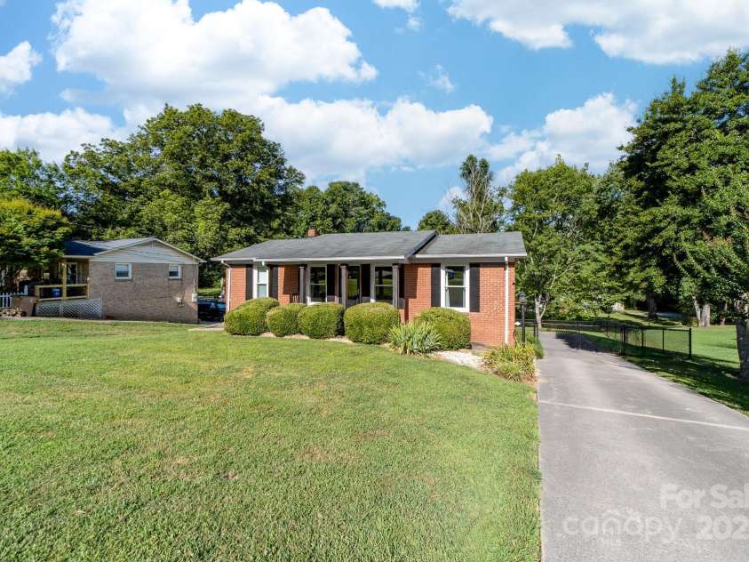 804 Tryon Street, Shelby, NC 28150.  MLS# CAR4280112, YatesRealty ID 29618. 