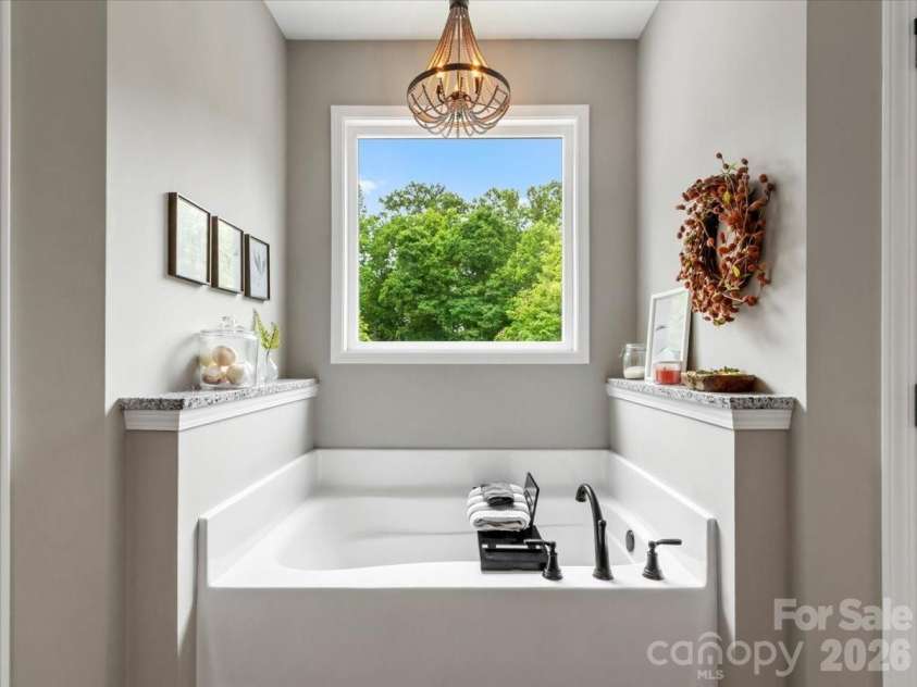 36 Cherry Ridge Lane, Weaverville, NC 28787.  MLS# CAR4385197, YatesRealty ID 29619. Primary tub 
