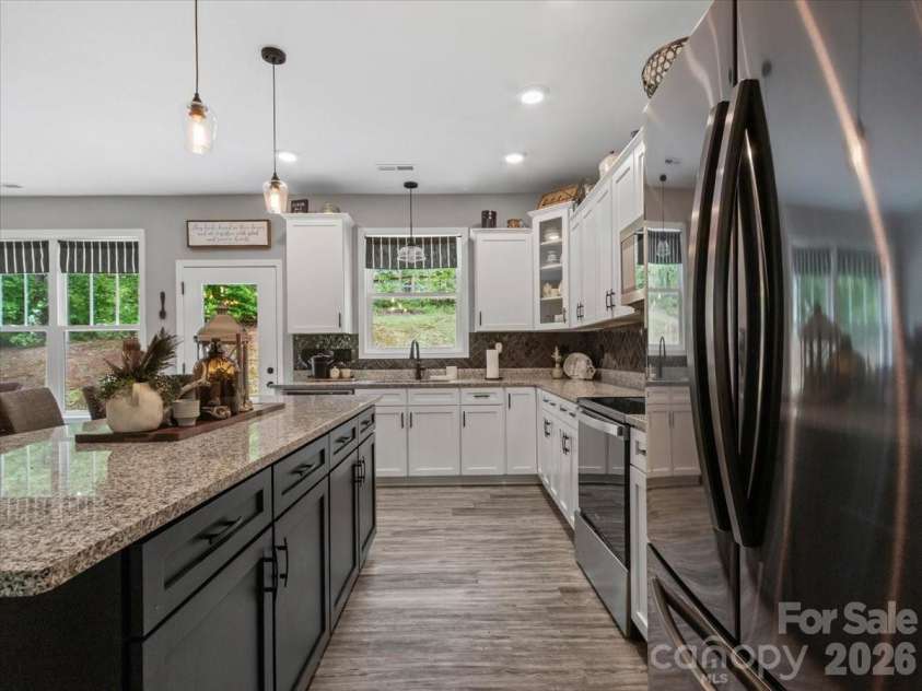 36 Cherry Ridge Lane, Weaverville, NC 28787.  MLS# CAR4385197, YatesRealty ID 29619. Two-toned cabinetry