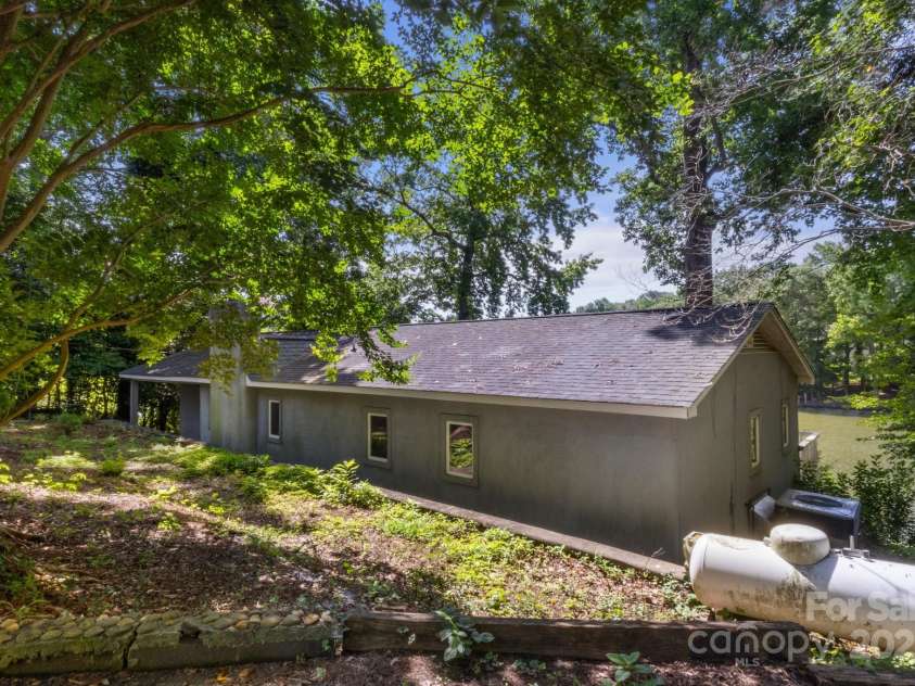 7645 Buckland Road, Charlotte, NC 28278.  MLS# CAR4275011, YatesRealty ID 29621. 