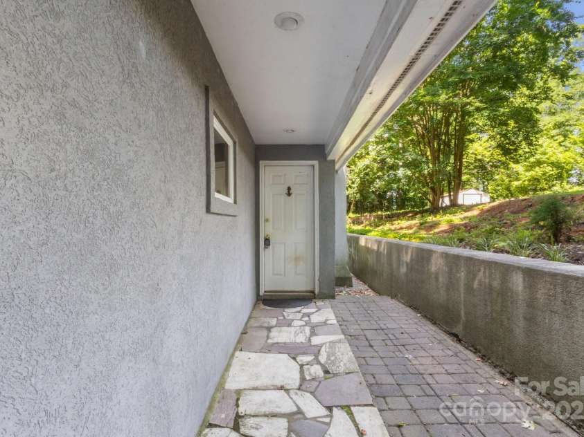 7645 Buckland Road, Charlotte, NC 28278.  MLS# CAR4275011, YatesRealty ID 29621. 