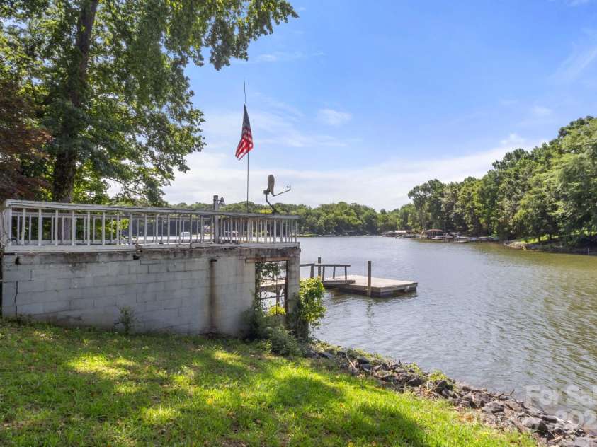 7645 Buckland Road, Charlotte, NC 28278.  MLS# CAR4275011, YatesRealty ID 29621. 