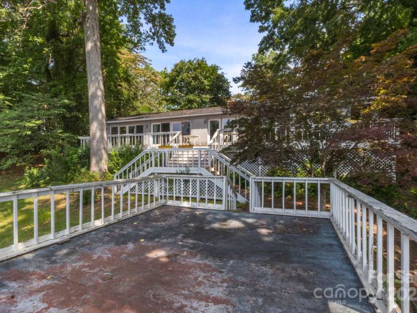 7645 Buckland Road, Charlotte, NC 28278.  MLS# CAR4275011, YatesRealty ID 29621. 