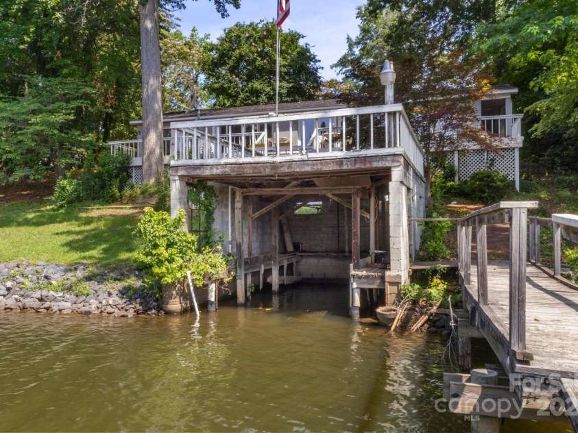 7645 Buckland Road, Charlotte, NC 28278.  MLS# CAR4275011, YatesRealty ID 29621. 