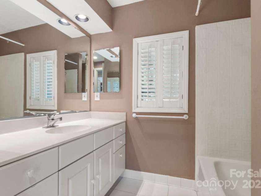 7645 Buckland Road, Charlotte, NC 28278.  MLS# CAR4275011, YatesRealty ID 29621. 