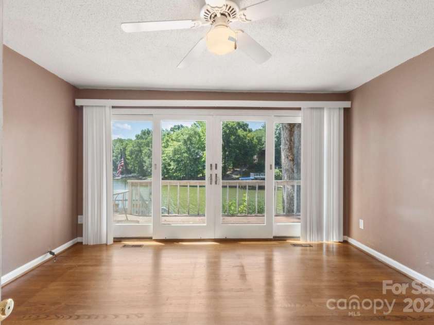 7645 Buckland Road, Charlotte, NC 28278.  MLS# CAR4275011, YatesRealty ID 29621. 