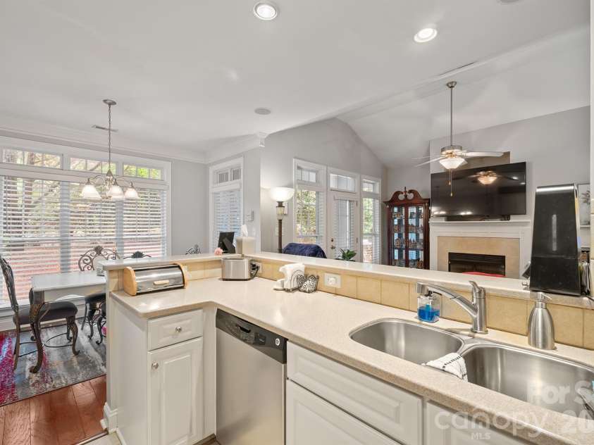 8829 Legacy Lake Lane, Charlotte, NC 28269.  MLS# CAR4385979, YatesRealty ID 29621. Kitchen