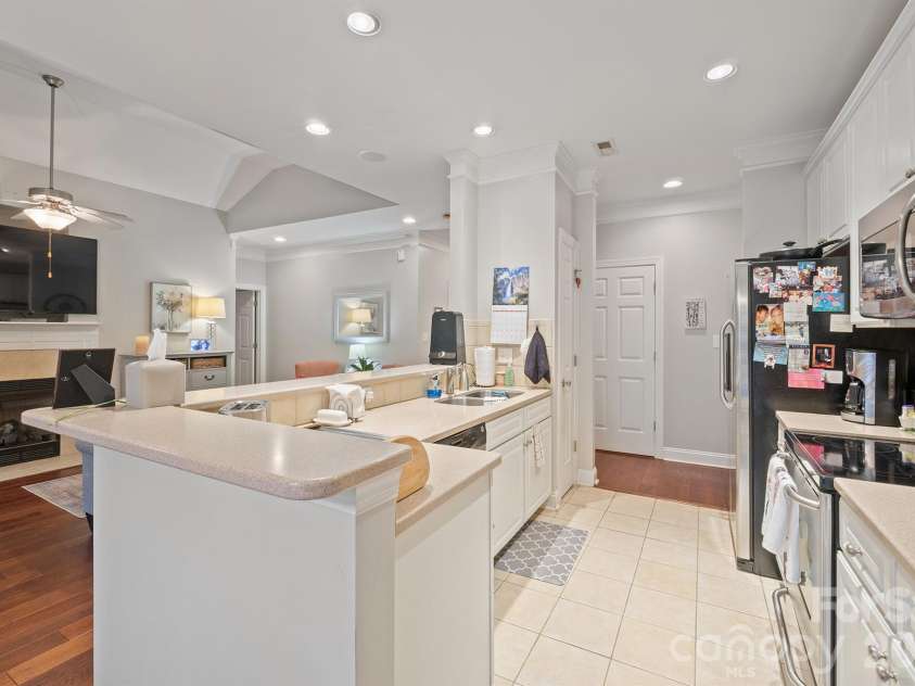8829 Legacy Lake Lane, Charlotte, NC 28269.  MLS# CAR4385979, YatesRealty ID 29621. Kitchen