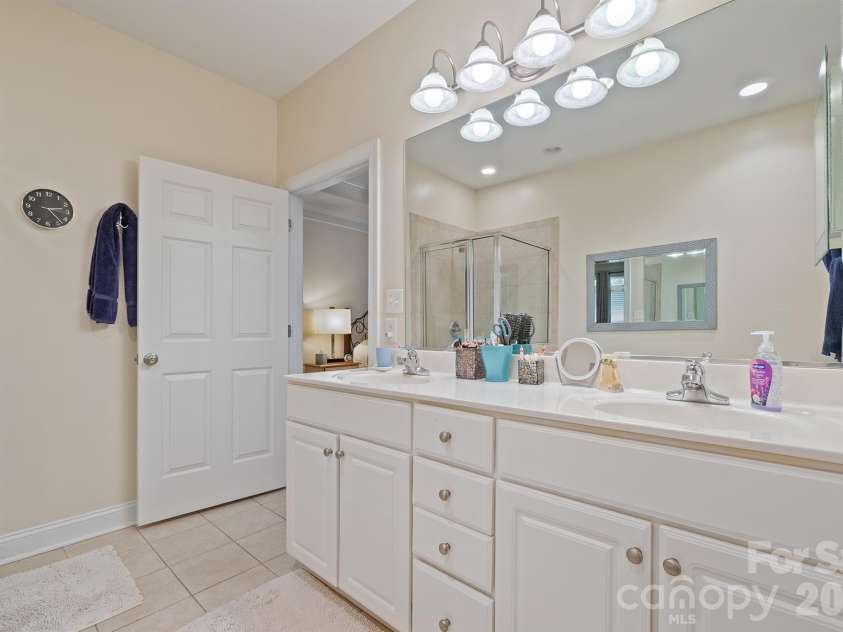 8829 Legacy Lake Lane, Charlotte, NC 28269.  MLS# CAR4385979, YatesRealty ID 29621. Primary bath