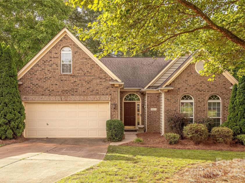 901 Clearbrook Road, Matthews, NC 28105.  MLS# CAR4269246, YatesRealty ID 29622. 