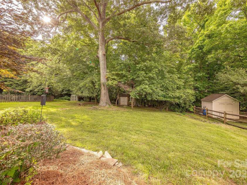 901 Clearbrook Road, Matthews, NC 28105.  MLS# CAR4269246, YatesRealty ID 29622. 