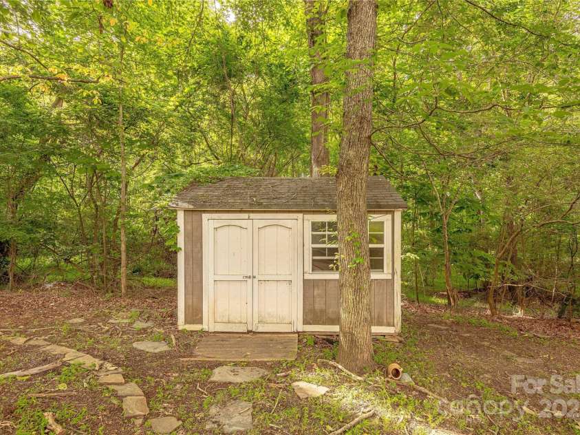 901 Clearbrook Road, Matthews, NC 28105.  MLS# CAR4269246, YatesRealty ID 29622. 