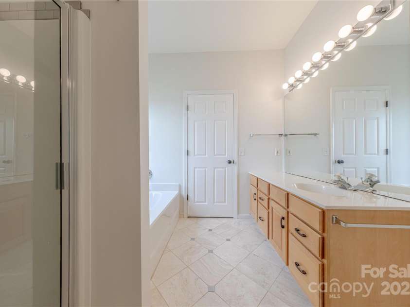 901 Clearbrook Road, Matthews, NC 28105.  MLS# CAR4269246, YatesRealty ID 29622. 