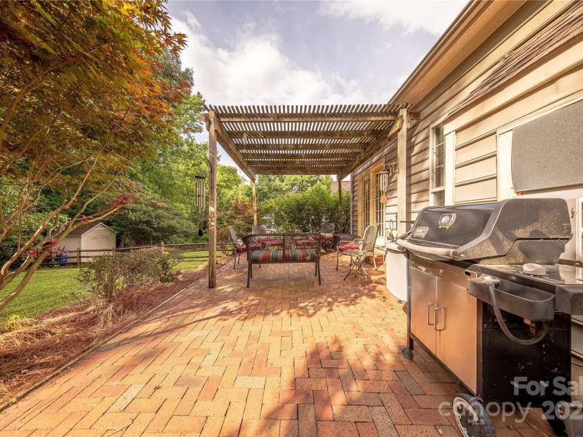 901 Clearbrook Road, Matthews, NC 28105.  MLS# CAR4269246, YatesRealty ID 29622. 