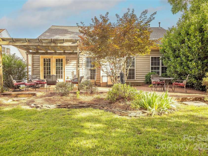 901 Clearbrook Road, Matthews, NC 28105.  MLS# CAR4269246, YatesRealty ID 29622. 