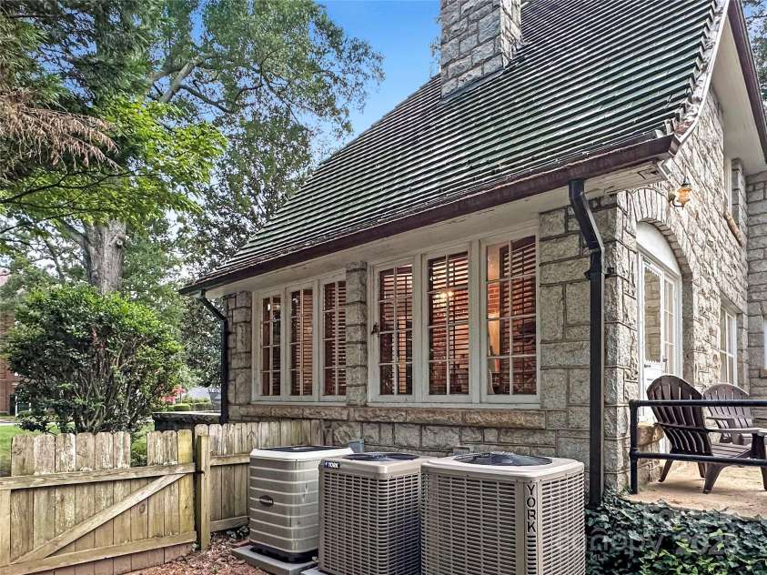 436 3rd Avenue, Hickory, NC 28601.  MLS# CAR4283536, YatesRealty ID 29624. 