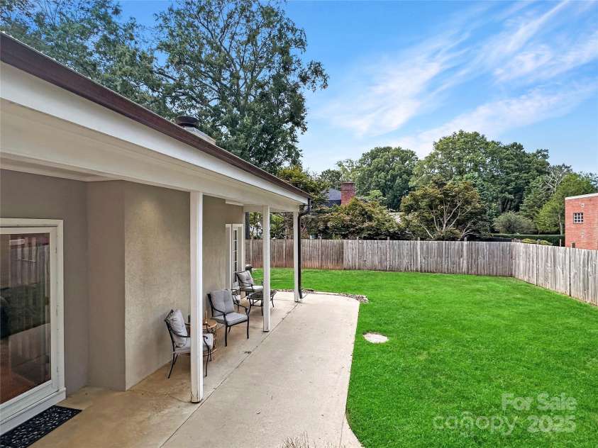 436 3rd Avenue, Hickory, NC 28601.  MLS# CAR4283536, YatesRealty ID 29624. Fenced Backyard