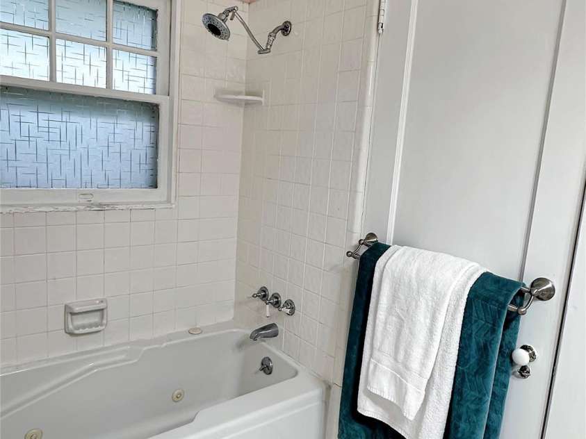 436 3rd Avenue, Hickory, NC 28601.  MLS# CAR4283536, YatesRealty ID 29624. Full Bath